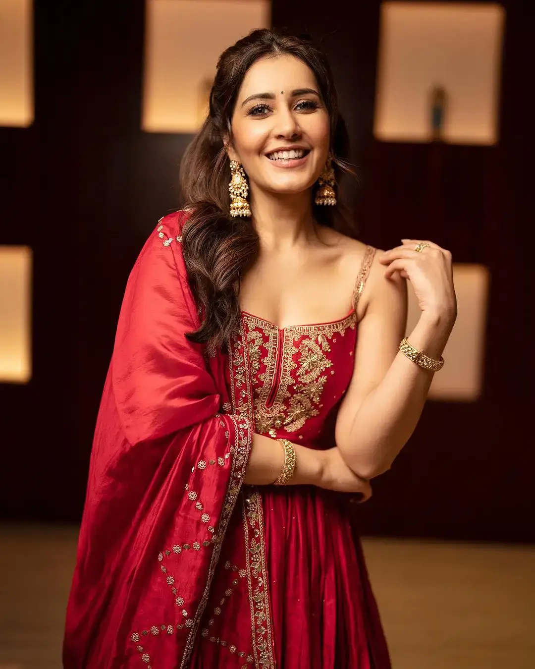 RAASHI KHANNA MESMERIZING LOOKS IN BEAUTIFUL RED GOWN 7